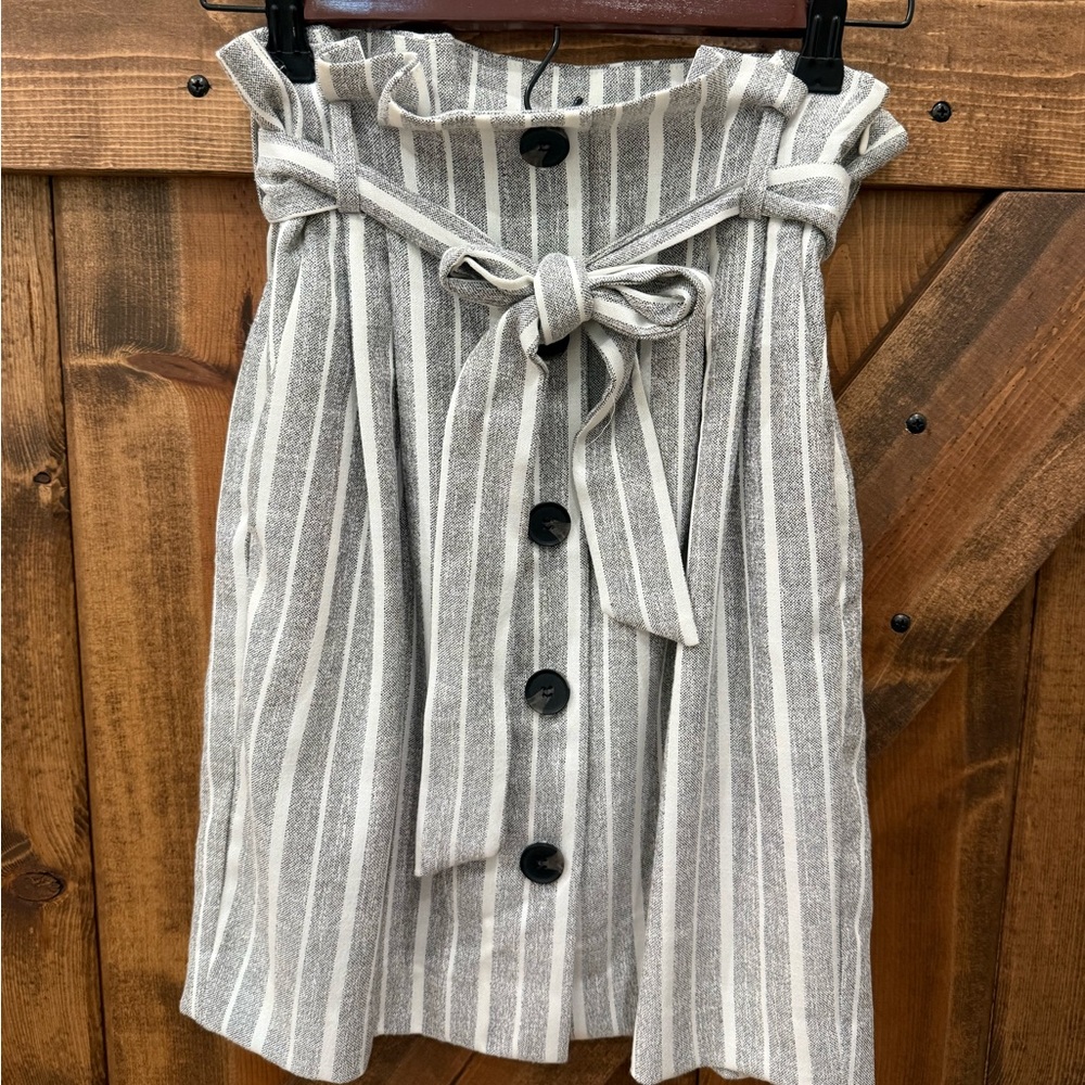 H&M Gray and White Bubble Mini Skirt with Tie Front